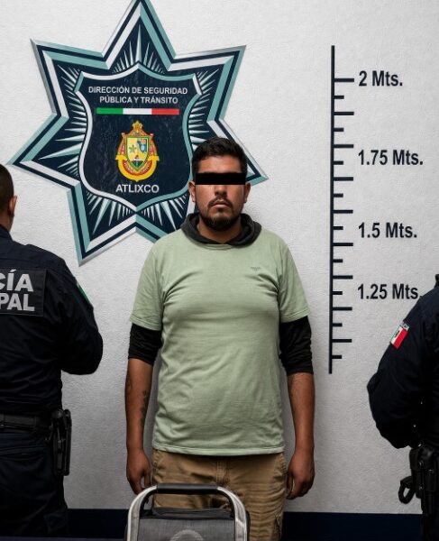 Policía municipal de Atlixco detiene a hombre por presunto robo a comercio en el Centro