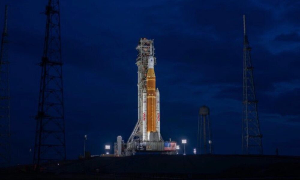 Cohete Artemis II de la NASA en plataforma de lanzamiento nocturna listo para despegar