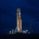 Cohete Artemis II de la NASA en plataforma de lanzamiento nocturna listo para despegar