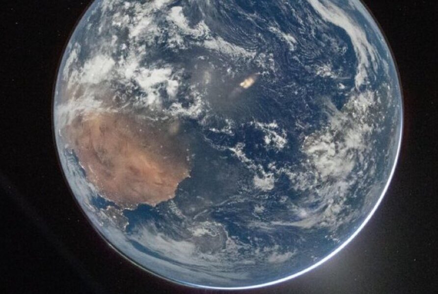 Vista de la Tierra desde el espacio captada por la misión Artemis II de la NASA