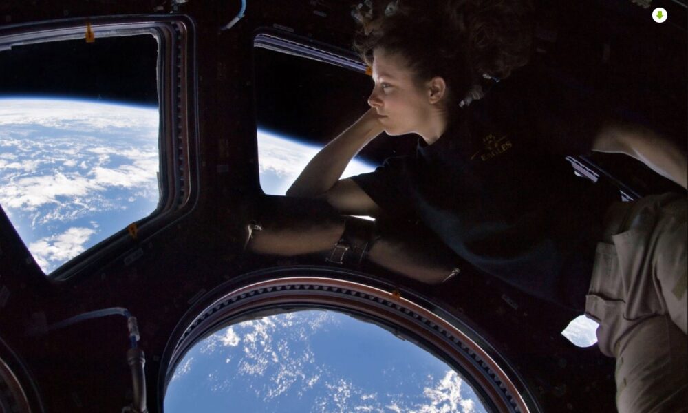 Astronauta observando la Tierra desde la nave Orion en la misión Artemis II récord distancia espacio