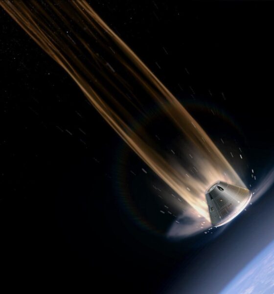 Cápsula espacial Orion reingresando a la atmósfera terrestre a alta velocidad