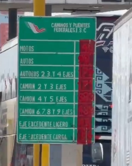 Señal de caseta con tarifas cubiertas parcialmente con cinta tras aumento de precios