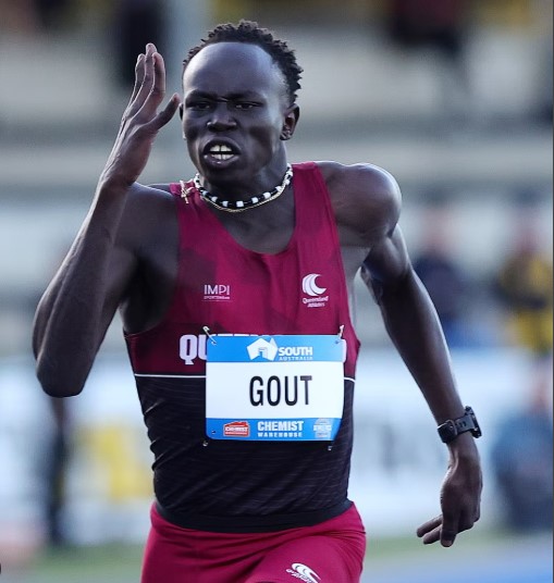Atleta corriendo en competencia de velocidad en prueba de 200 metros