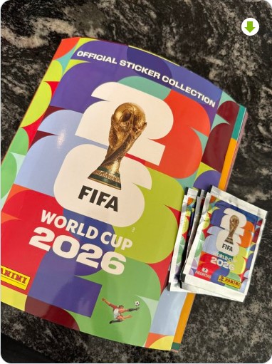 Álbum oficial del Mundial 2026 con sobres de estampas Panini sobre mesa