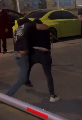 Jóvenes peleando afuera de un antro en Puebla durante la noche