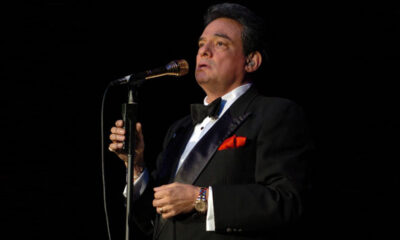 José José interpretando en escenario durante presentación musical