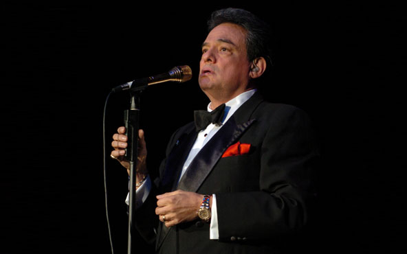 José José interpretando en escenario durante presentación musical