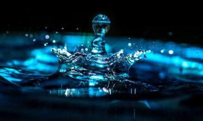 Gota de agua en alta velocidad mostrando formación y salpicadura representando origen del agua en el universo