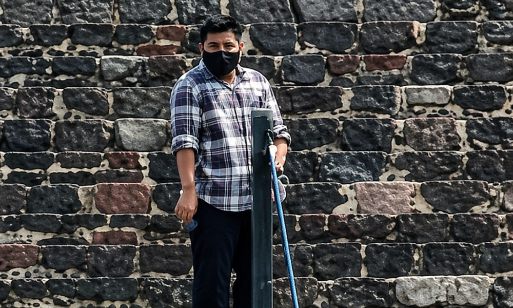 Hombre armado en escalinatas de la Pirámide de la Luna durante ataque en Teotihuacán con turistas presentes