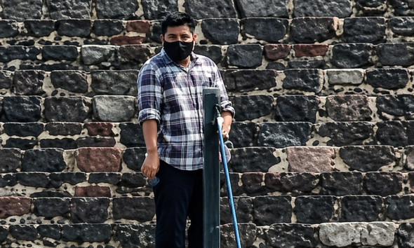 Hombre armado en escalinatas de la Pirámide de la Luna durante ataque en Teotihuacán con turistas presentes