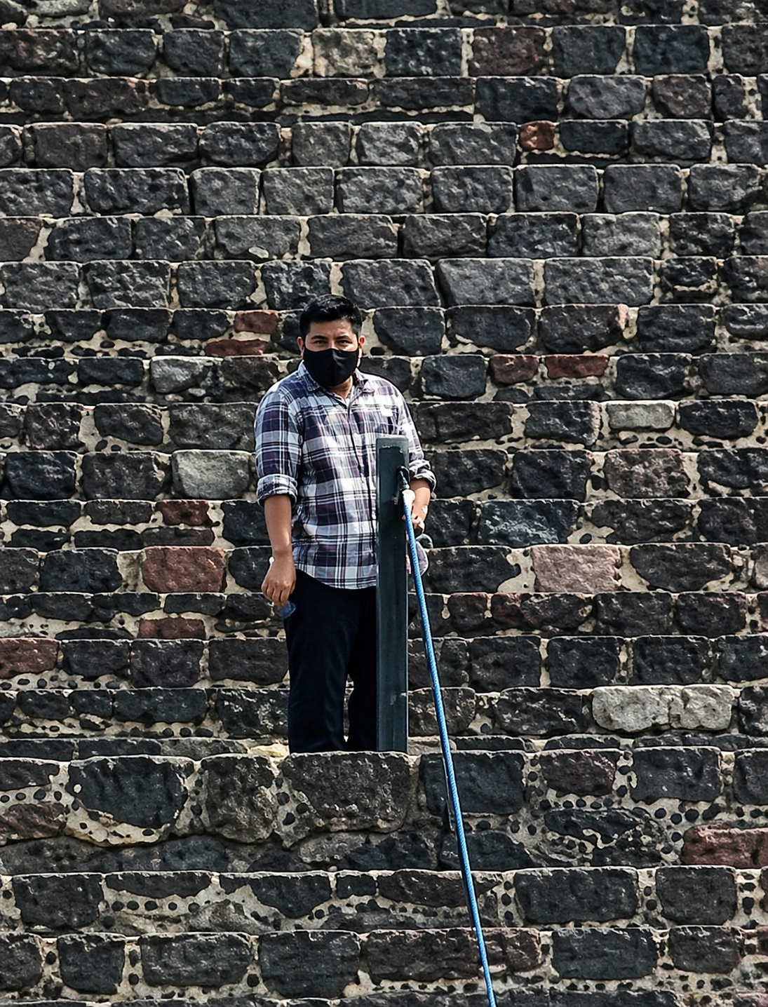 Hombre armado en escalinatas de la Pirámide de la Luna durante ataque en Teotihuacán con turistas presentes