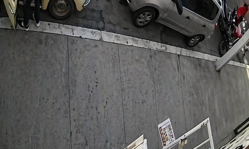 Hombre en bicicleta abre un automóvil estacionado tipo vocho para robar en el centro de Atlixco captado por cámara de seguridad