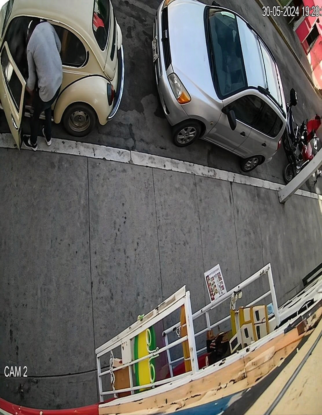 Hombre en bicicleta abre un automóvil estacionado tipo vocho para robar en el centro de Atlixco captado por cámara de seguridad