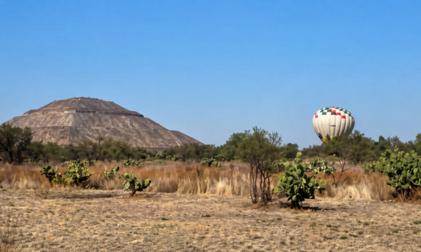 Globo aerostático aterrizando cerca de la pirámide de Teotihuacán durante un incidente de emergencia
