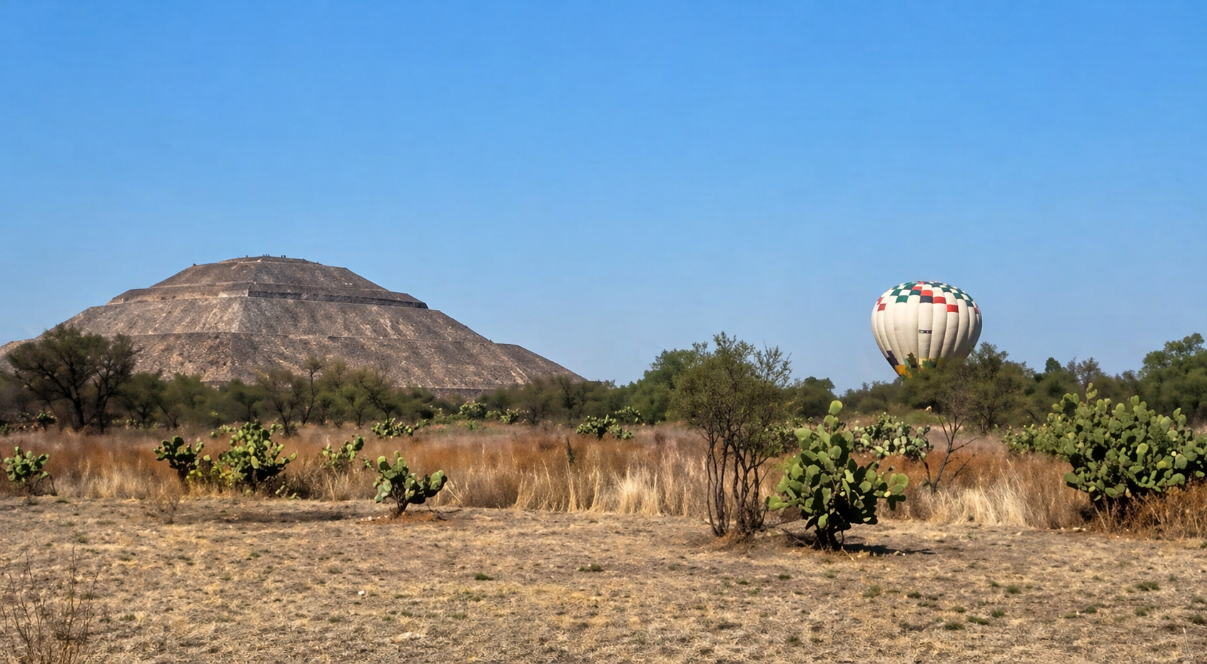 Globo aerostático aterrizando cerca de la pirámide de Teotihuacán durante un incidente de emergencia