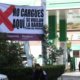 Lona de Profeco en gasolinera alertando sobre precios altos de combustible