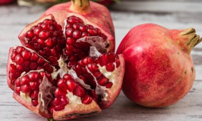 Granada fresca abierta mostrando sus semillas rojas ricas en nutrientes