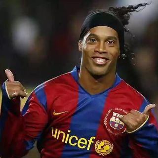 Ronaldinho con uniforme del Barcelona celebrando durante un partido de fútbol