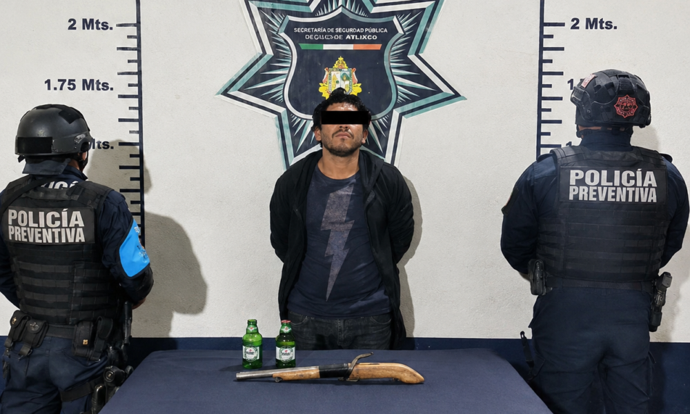 Policía Municipal de Atlixco presenta a un hombre detenido por presunta portación de arma de fuego hechiza en la colonia San José Cuauhtémoc.