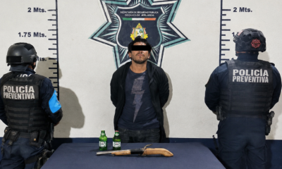 Policía Municipal de Atlixco presenta a un hombre detenido por presunta portación de arma de fuego hechiza en la colonia San José Cuauhtémoc.