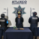 Policía Municipal de Atlixco presenta a un hombre detenido por presunta portación de arma de fuego hechiza en la colonia San José Cuauhtémoc.