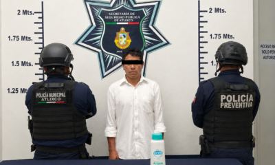 Elementos de la Policía Municipal de Atlixco presentan a un hombre detenido por presunto robo a comercio en la colonia Revolución.
