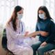 Mujer recibiendo atención médica durante el Día Internacional de Acción por la Salud de las Mujeres.