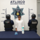 Elementos de la Policía Municipal de Atlixco presentan a un hombre detenido por presunto robo a comercio en la colonia Revolución.