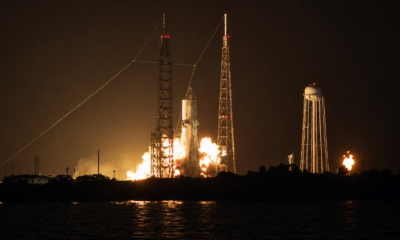 Cohete New Glenn de Blue Origin durante una prueba de encendido estático nocturna.