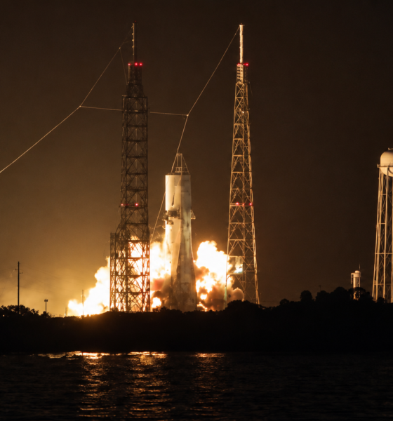 Cohete New Glenn de Blue Origin durante una prueba de encendido estático nocturna.