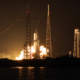 Cohete New Glenn de Blue Origin durante una prueba de encendido estático nocturna.