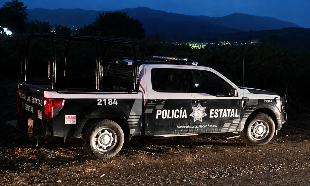 Patrulla de la Policía Estatal en operativo nocturno tras el hallazgo de dos comerciantes originarios de Atlixco asesinados en Izúcar de Matamoros.