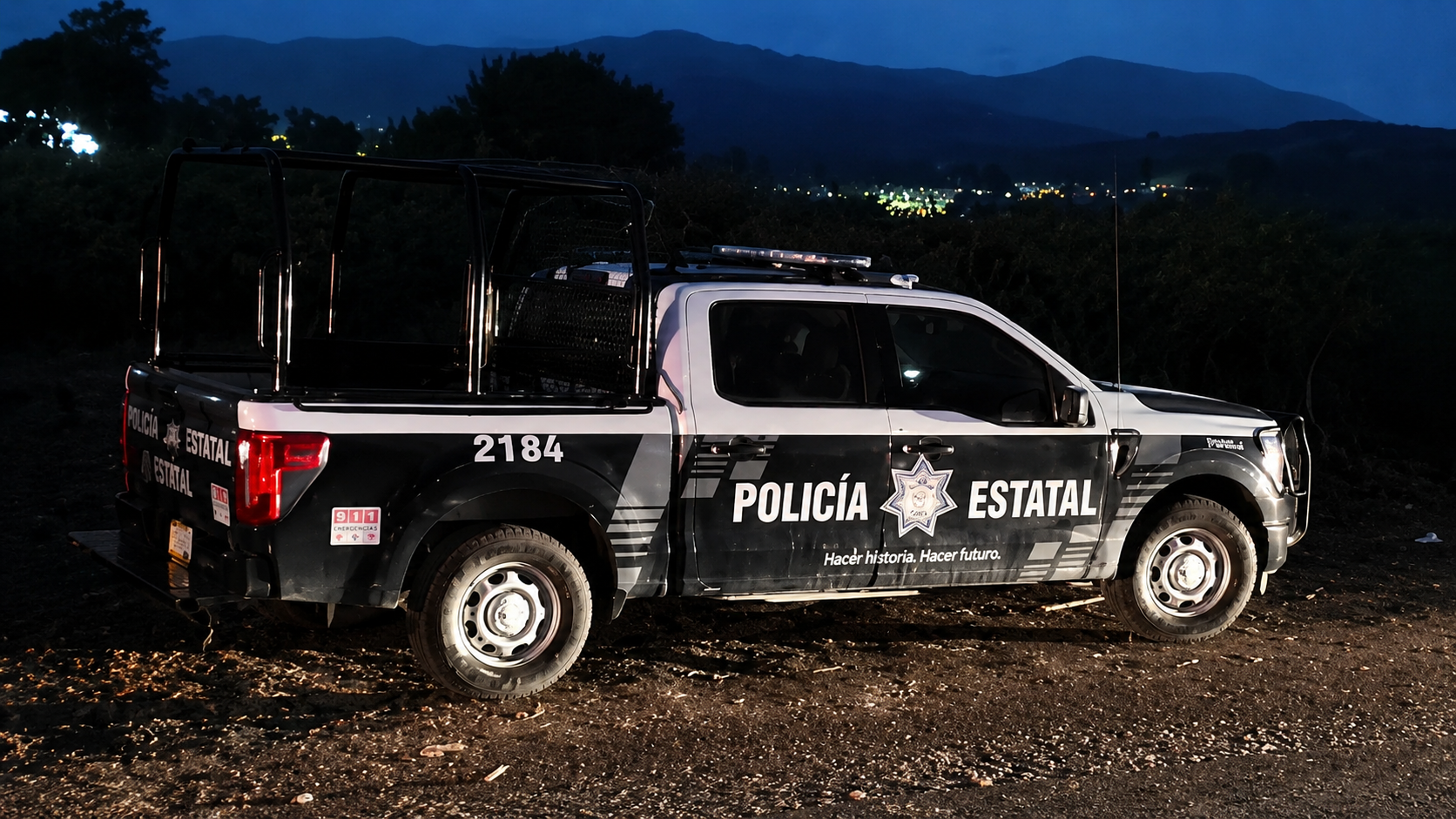 Patrulla de la Policía Estatal en operativo nocturno tras el hallazgo de dos comerciantes originarios de Atlixco asesinados en Izúcar de Matamoros.