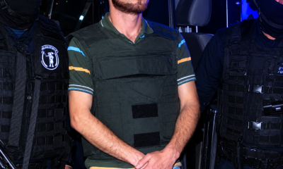 Elementos federales custodian a un hombre detenido durante operativo relacionado con el narcotráfico en México.