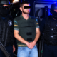 Elementos federales custodian a un hombre detenido durante operativo relacionado con el narcotráfico en México.