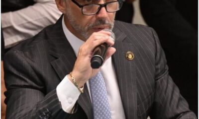 Sergio Mayer durante sesión política tras anunciar su renuncia irrevocable a Morena.