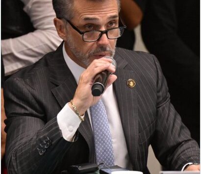 Sergio Mayer durante sesión política tras anunciar su renuncia irrevocable a Morena.