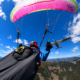 Parapentista en pleno vuelo momentos antes de un accidente con una avioneta Cessna 172 cerca de Zell am See, Austria.
