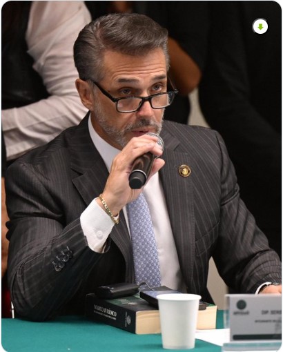 Sergio Mayer durante sesión política tras anunciar su renuncia irrevocable a Morena.
