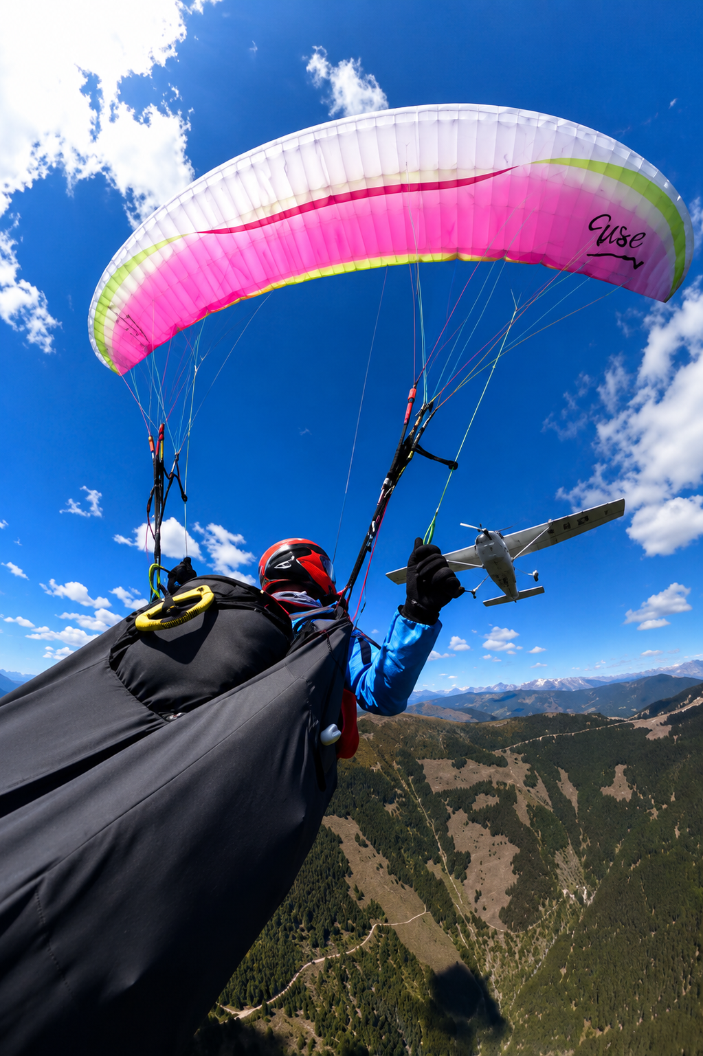 Parapentista en pleno vuelo momentos antes de un accidente con una avioneta Cessna 172 cerca de Zell am See, Austria.