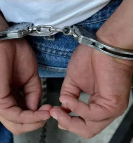Persona esposada relacionada con captura de presunto operador criminal en Tianguismanalco, Puebla.