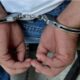 Persona esposada relacionada con captura de presunto operador criminal en Tianguismanalco, Puebla.