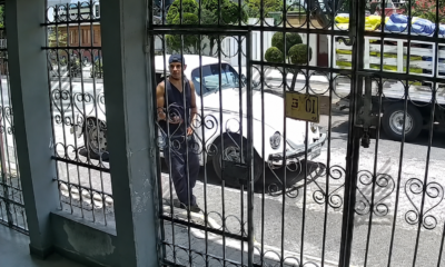 Captura de cámara de seguridad mostrando a un presunto ladrón junto a un vehículo blanco en la colonia Ricardo Flores Magón de Atlixco.