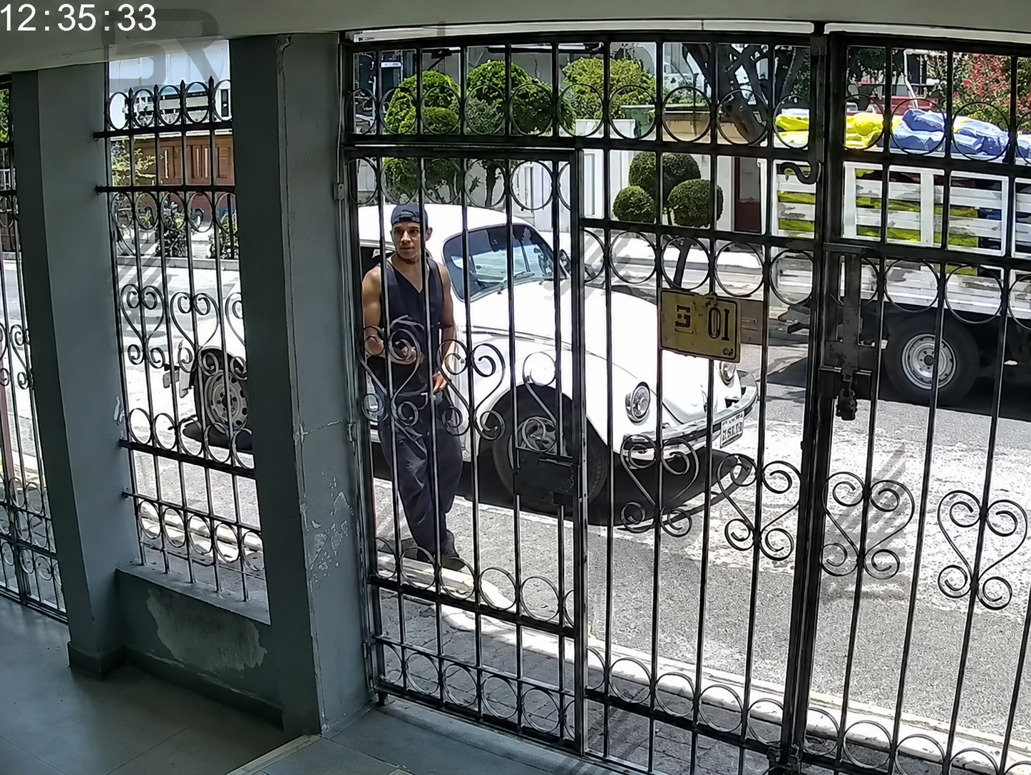 Captura de cámara de seguridad mostrando a un presunto ladrón junto a un vehículo blanco en la colonia Ricardo Flores Magón de Atlixco.