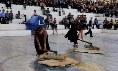 Mujeres participando en concurso de corte de troncos durante celebración comunitaria en Chiapas