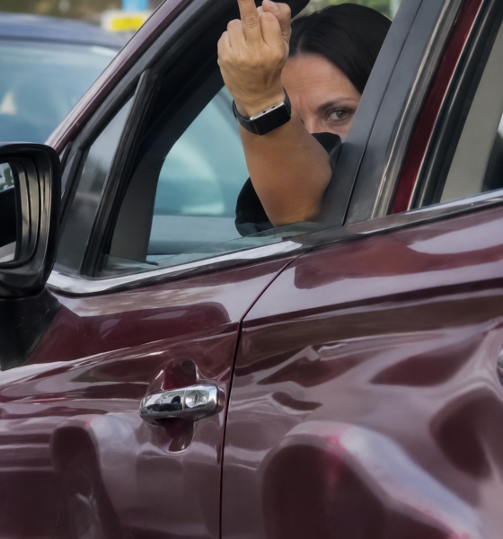 Captura de video viral sobre presunto conflicto vial y amenaza con taser en Puebla.