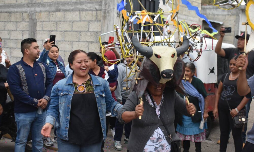 Entrega tradicional de toritos de pirotecnia en Huaquechula durante festividades del 3 de Mayo