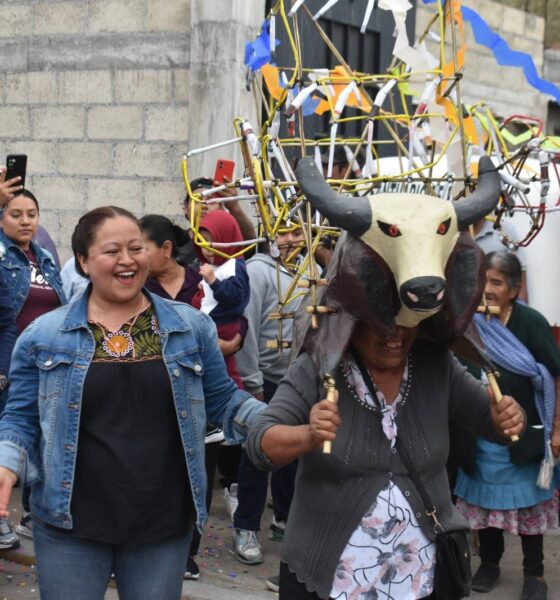 Entrega tradicional de toritos de pirotecnia en Huaquechula durante festividades del 3 de Mayo