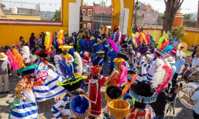 Participantes realizan el Tradicional Brinco del Chinelo durante la Feria de Tochimilco 2026